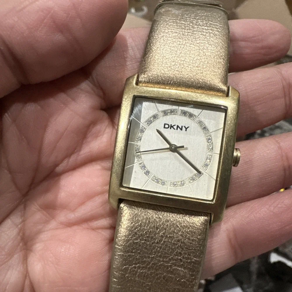 Working DKNY Square Crystal Ladies Watch  30mm Gold Strap New Battery Fit 7.5‎